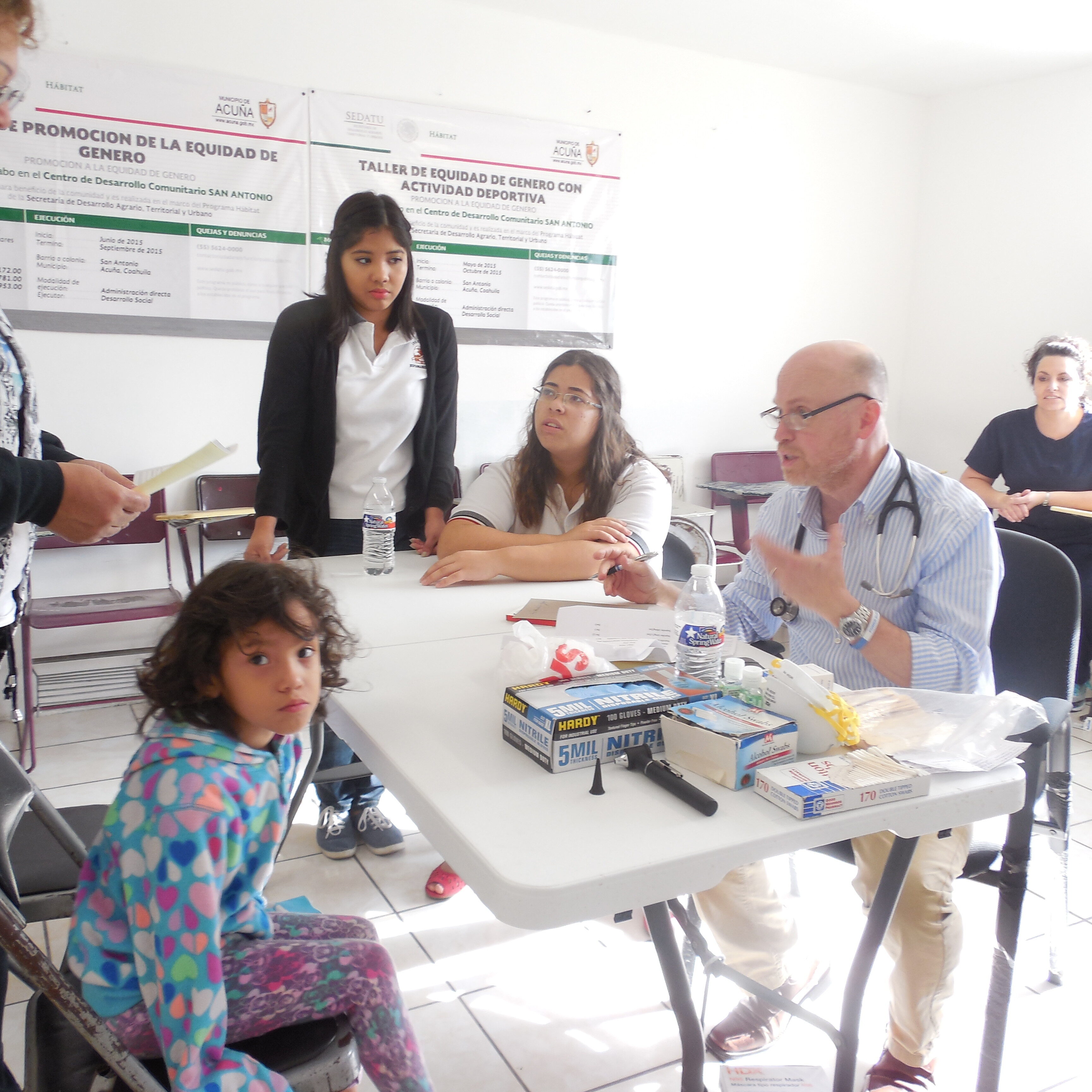 AMO volunteer Dr. Lee seeing patient