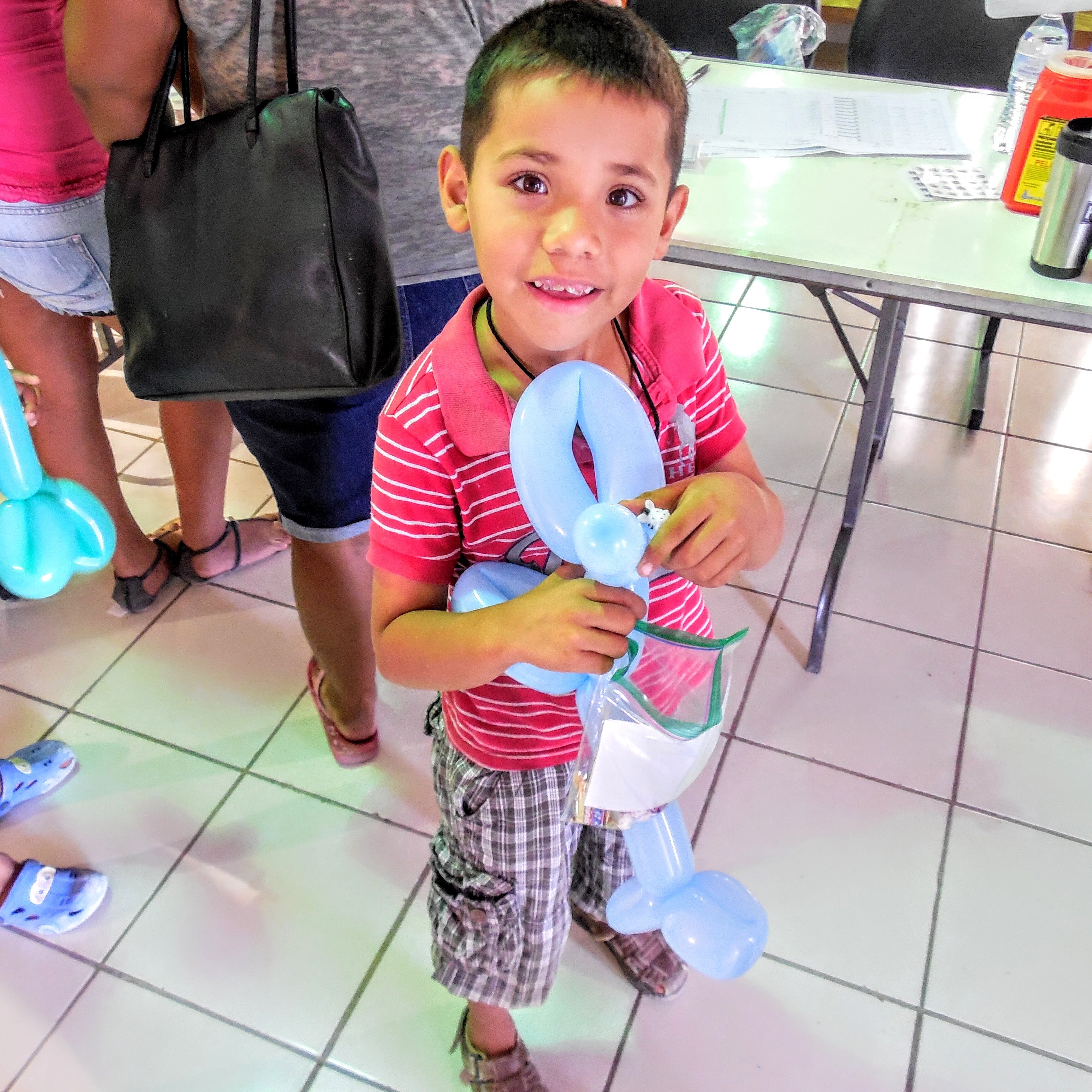 AMO gave out balloons and bags with candy and witness bracelets for Jesus to all the children. 